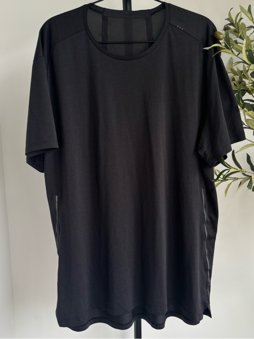 • [Lululemon] Men’s Tee •